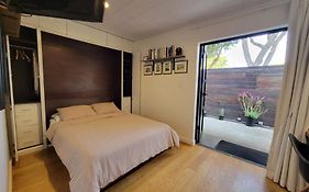 Venice Beach Studio With Large Private Patio Steps To The Beach